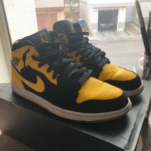 Jordan 1 Mid “New Love”